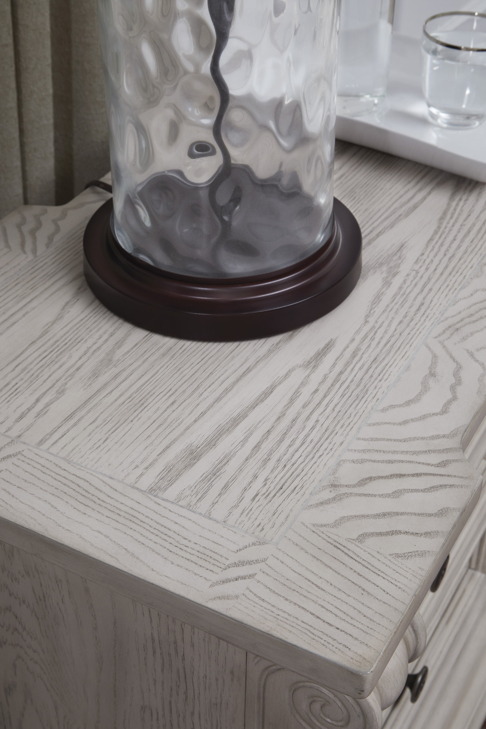 Bruchandi MDF/Wood Veneer Nightstand w/3 Drawers