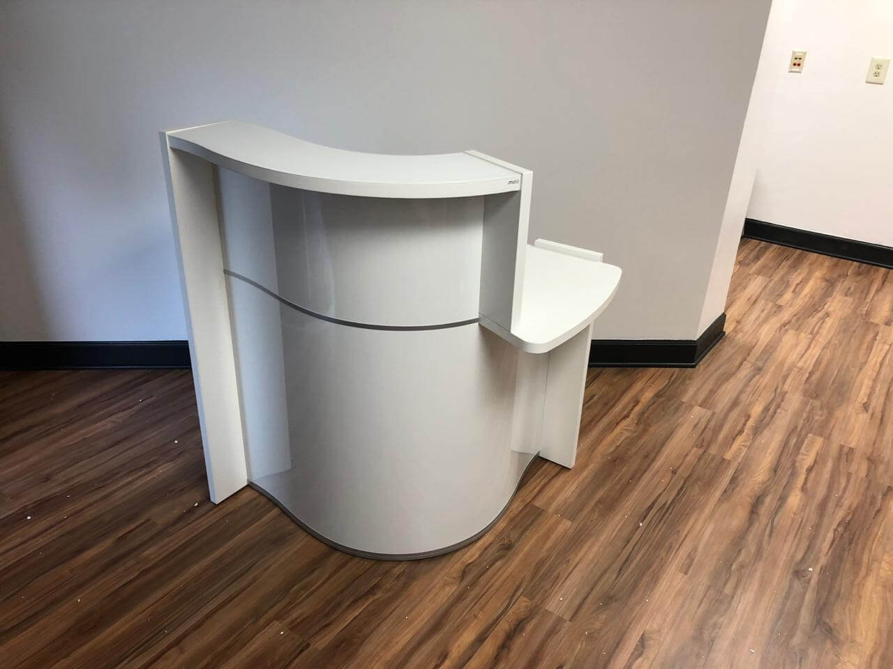 MDD WAVE LUV49P Small Reception Desk in White