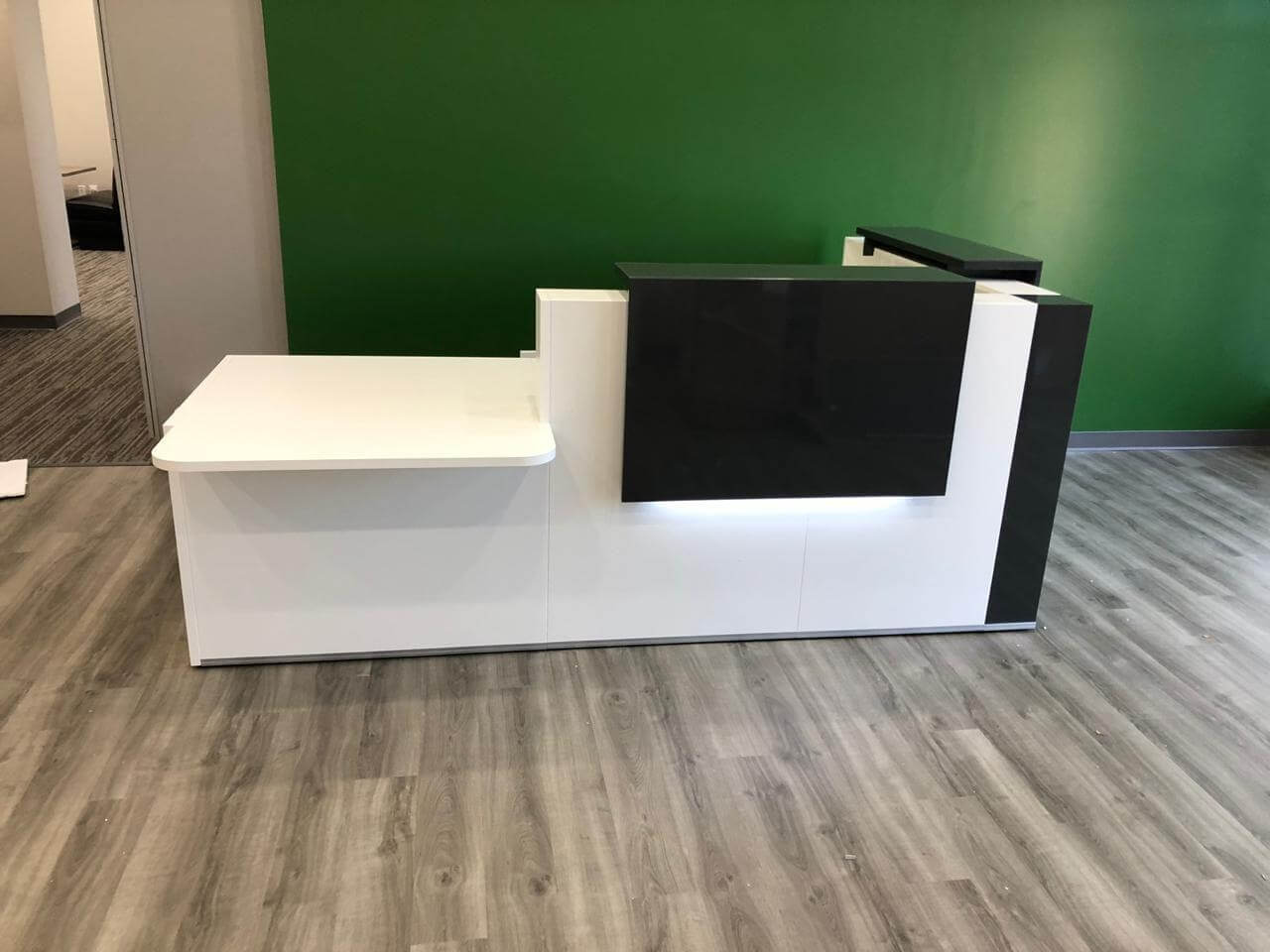 Tera Customizable Reception Desk
