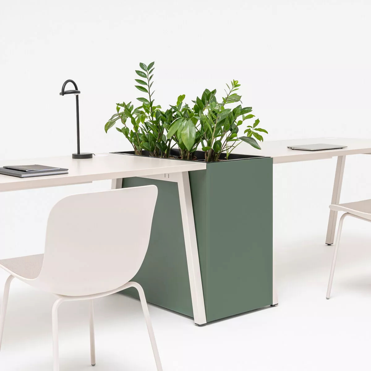 Standard Free-Standing Planter w/Polypropylene Inserts