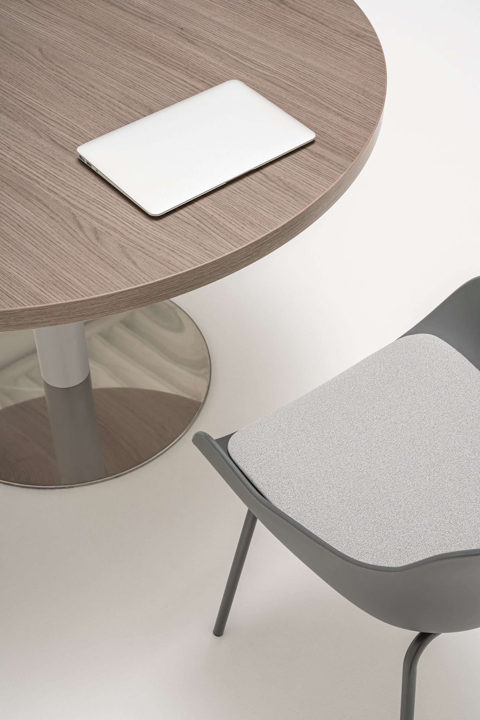 Quando MFC Round Coffee Table w/ Metal Disc Base