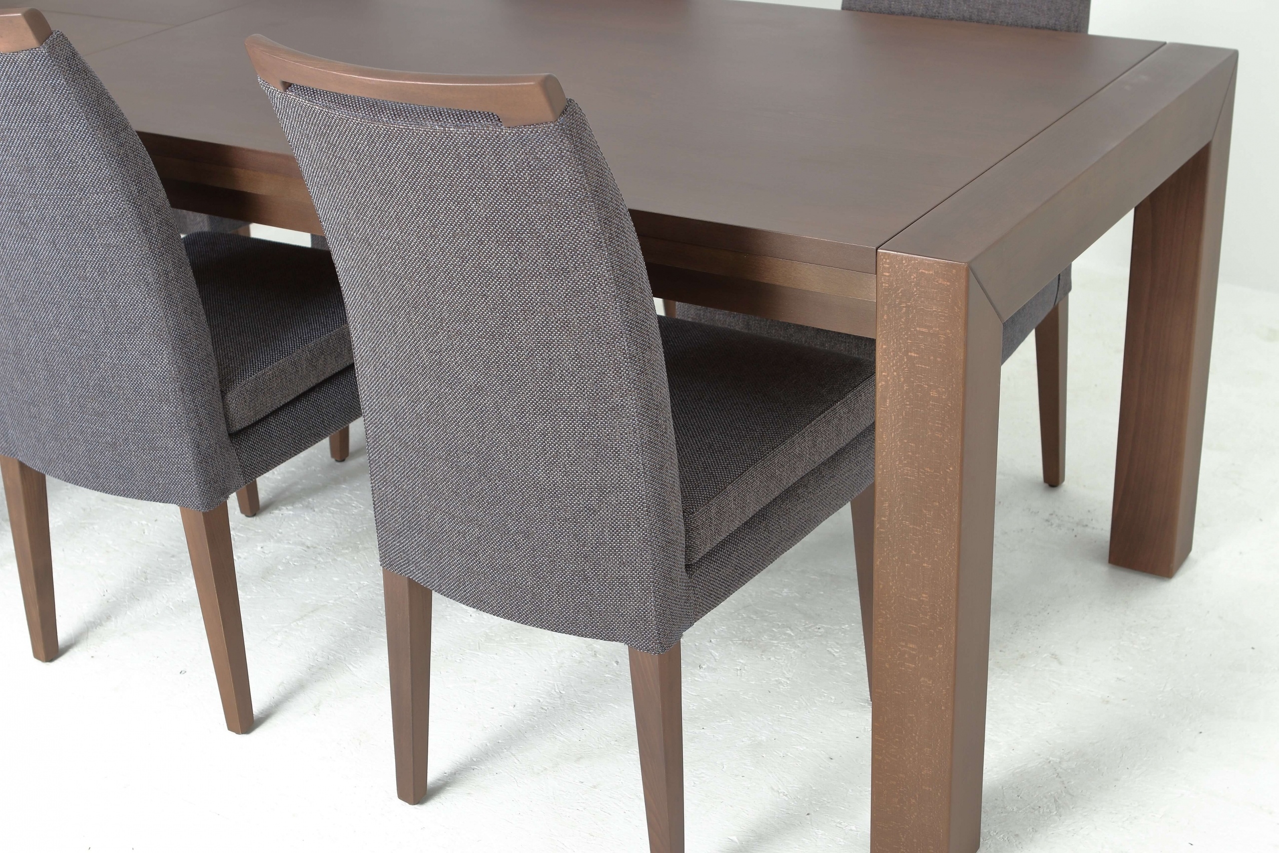 Rhine Extendable Dining Set w/Elke Chair