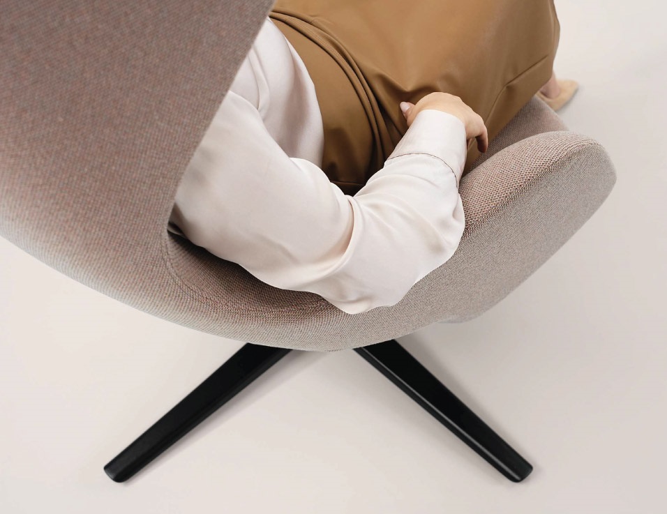 Sandie High-Back Swivel Adjustable Lounge Chair