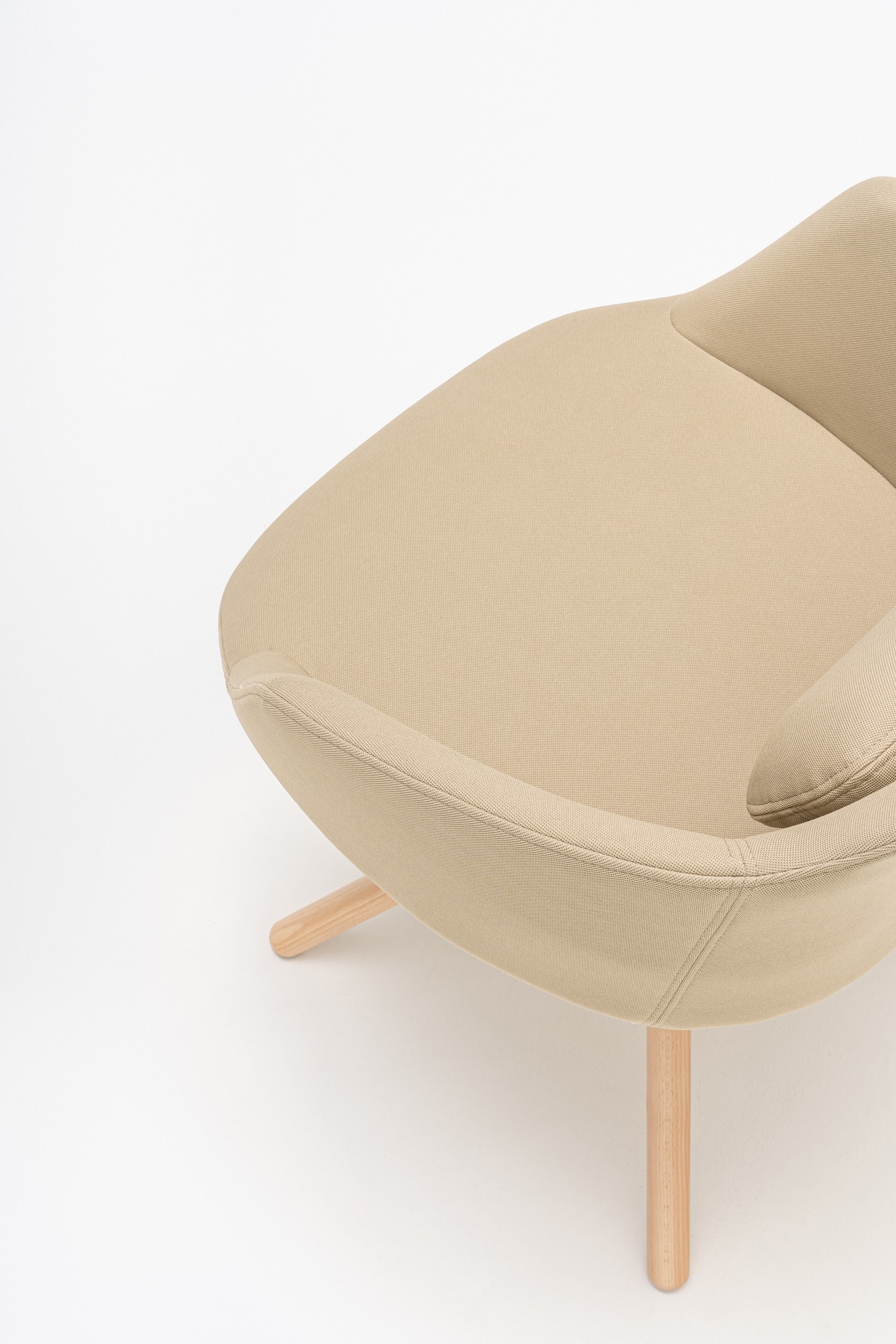 Ultra Fabric Swivel Conference Chair w/4-star Wooden Base