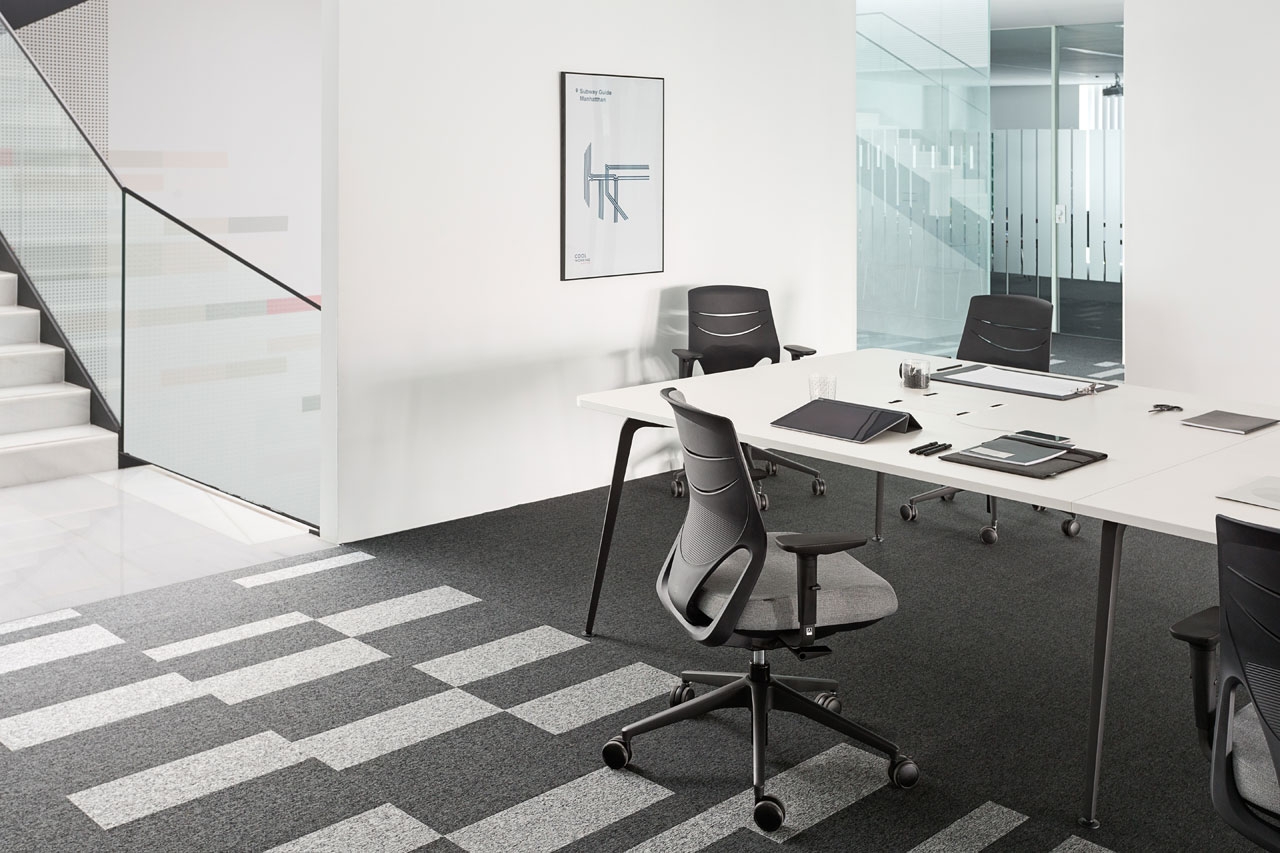 Efit 40 Gaslift Adjustable Swivel Office Chair w/Medium Backrest