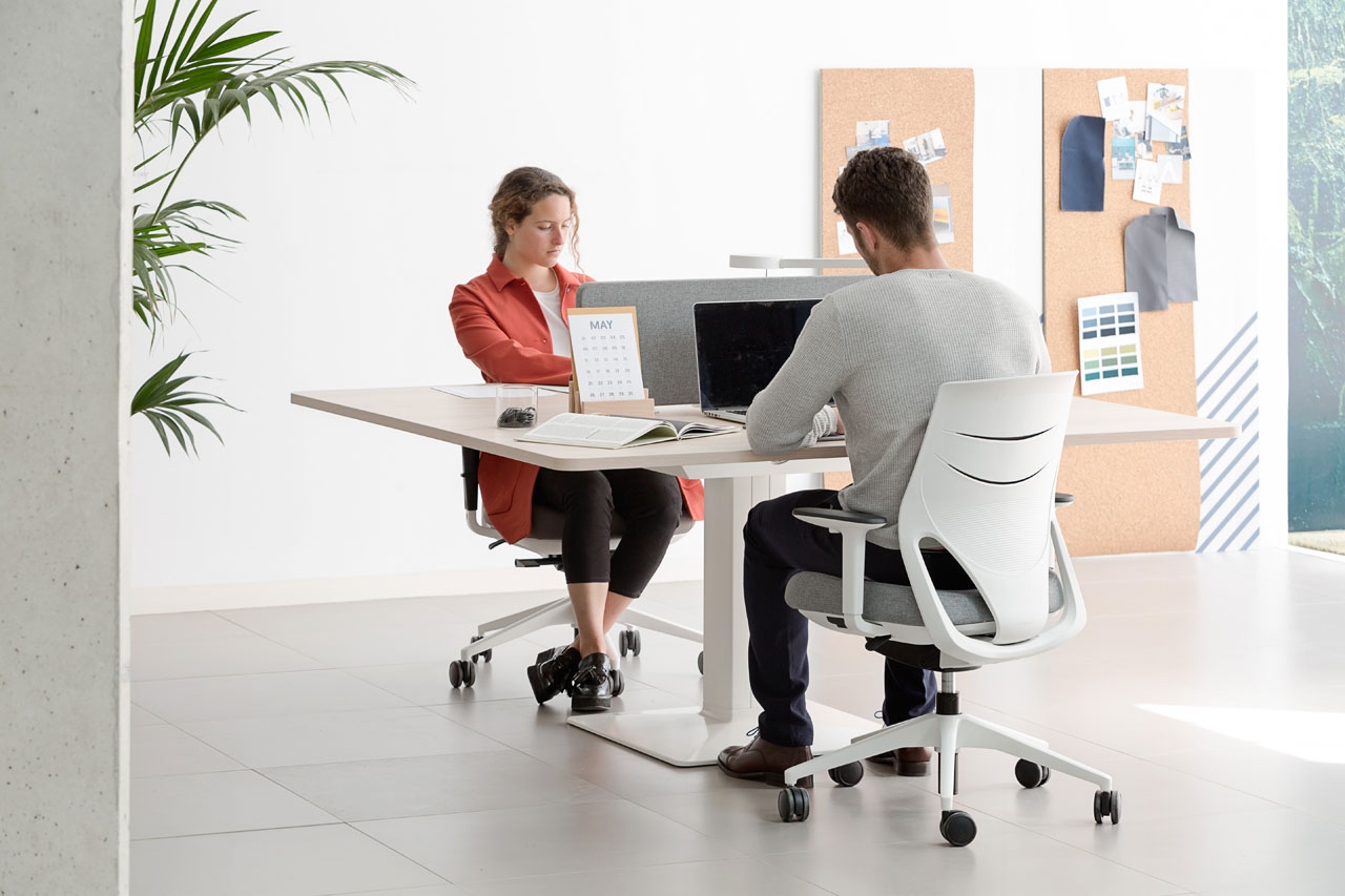 Efit 40 Gaslift Adjustable Swivel Office Chair w/Medium Backrest