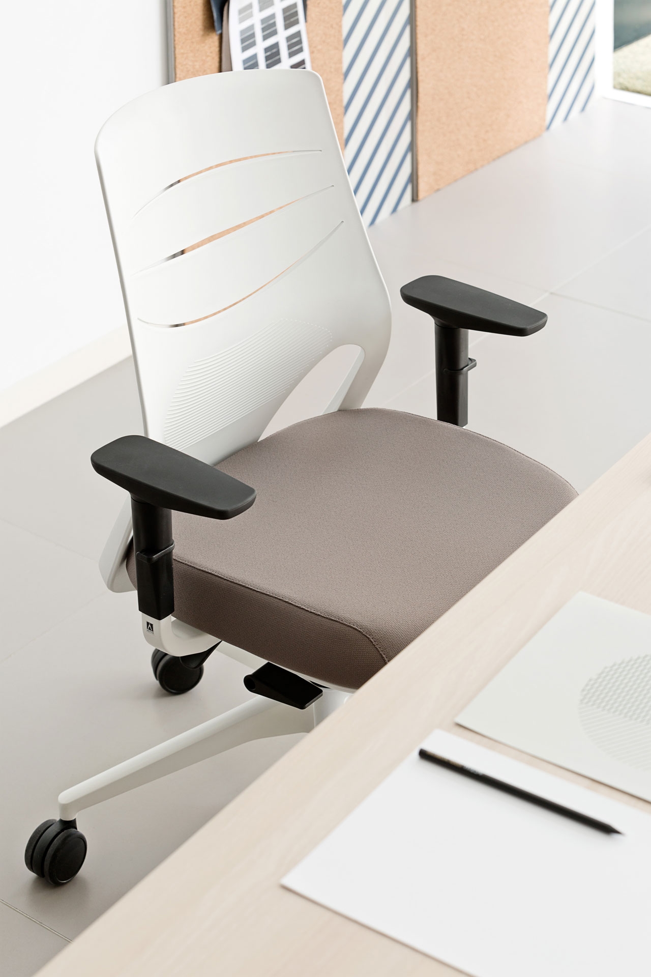 Efit 40 Gaslift Adjustable Swivel Office Chair w/High Backrest