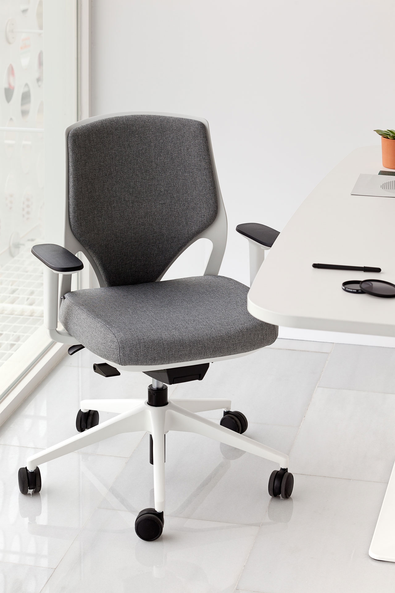 Efit 10 Gaslift Adjustable Swivel Office Chair w/Medium Backrest