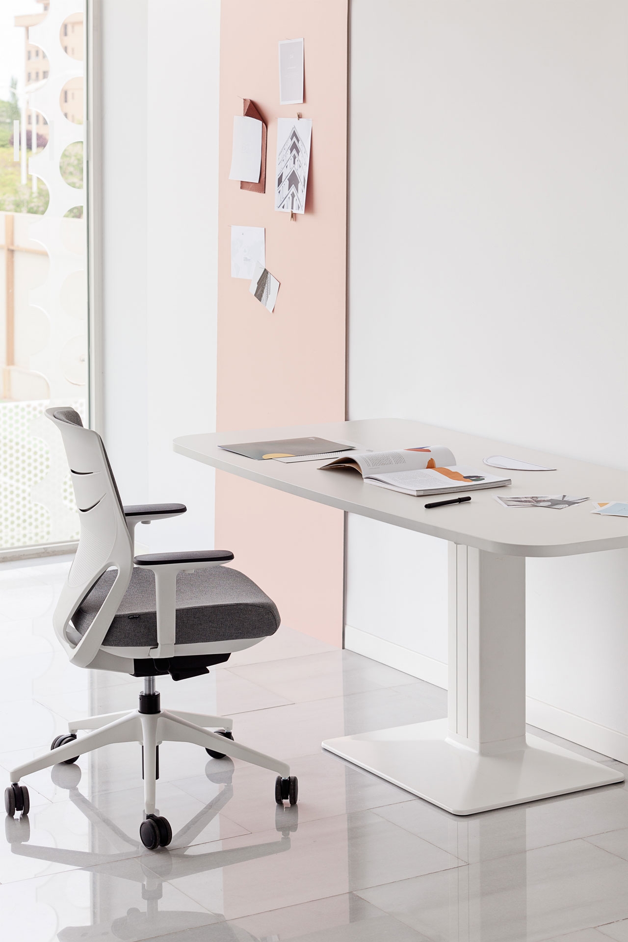 Efit 10 Adjustable Swivel Office Chair w/Medium Backrest & Synchro Mechanism