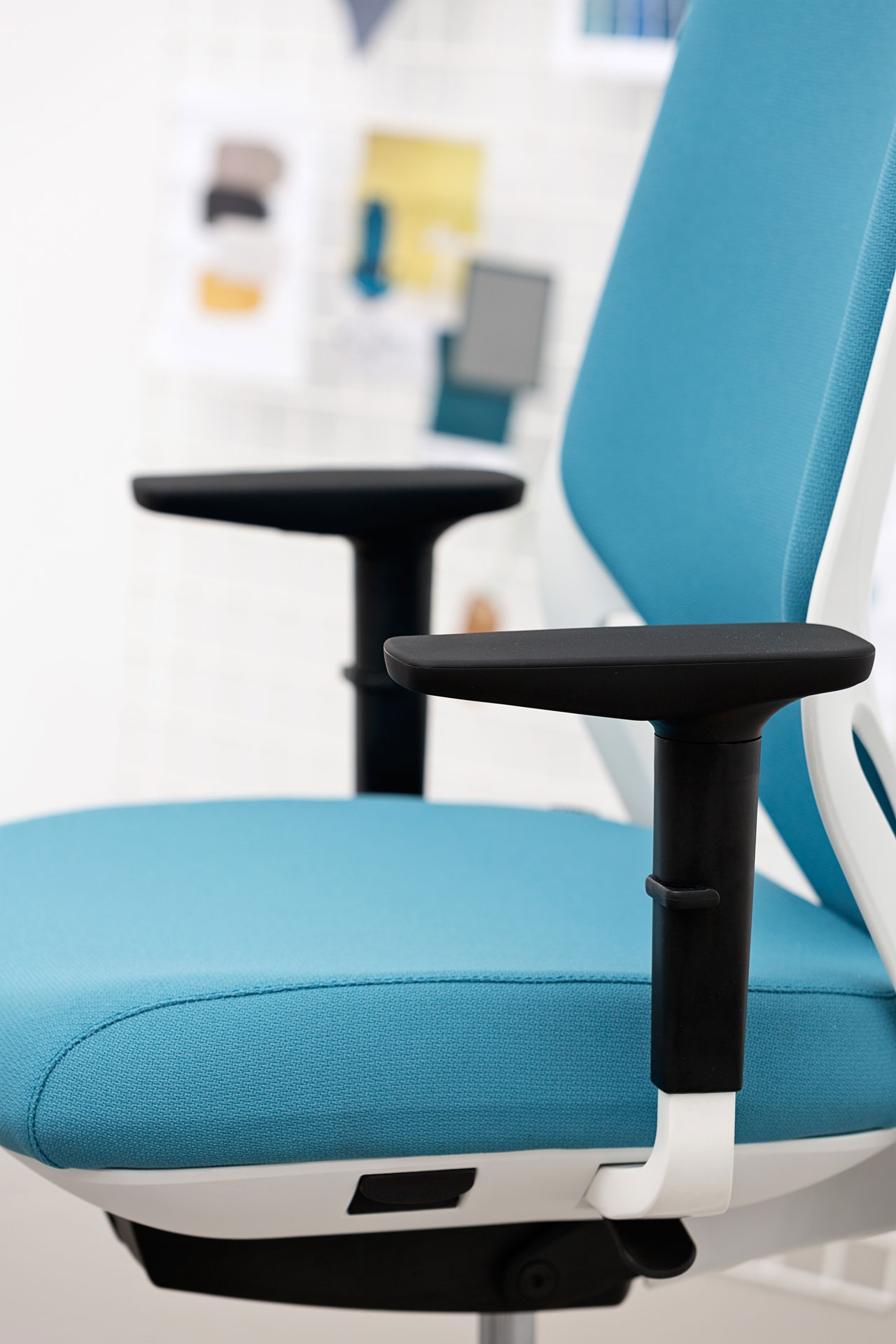 Efit 10 Gaslift Adjustable Swivel Office Chair w/High Backrest