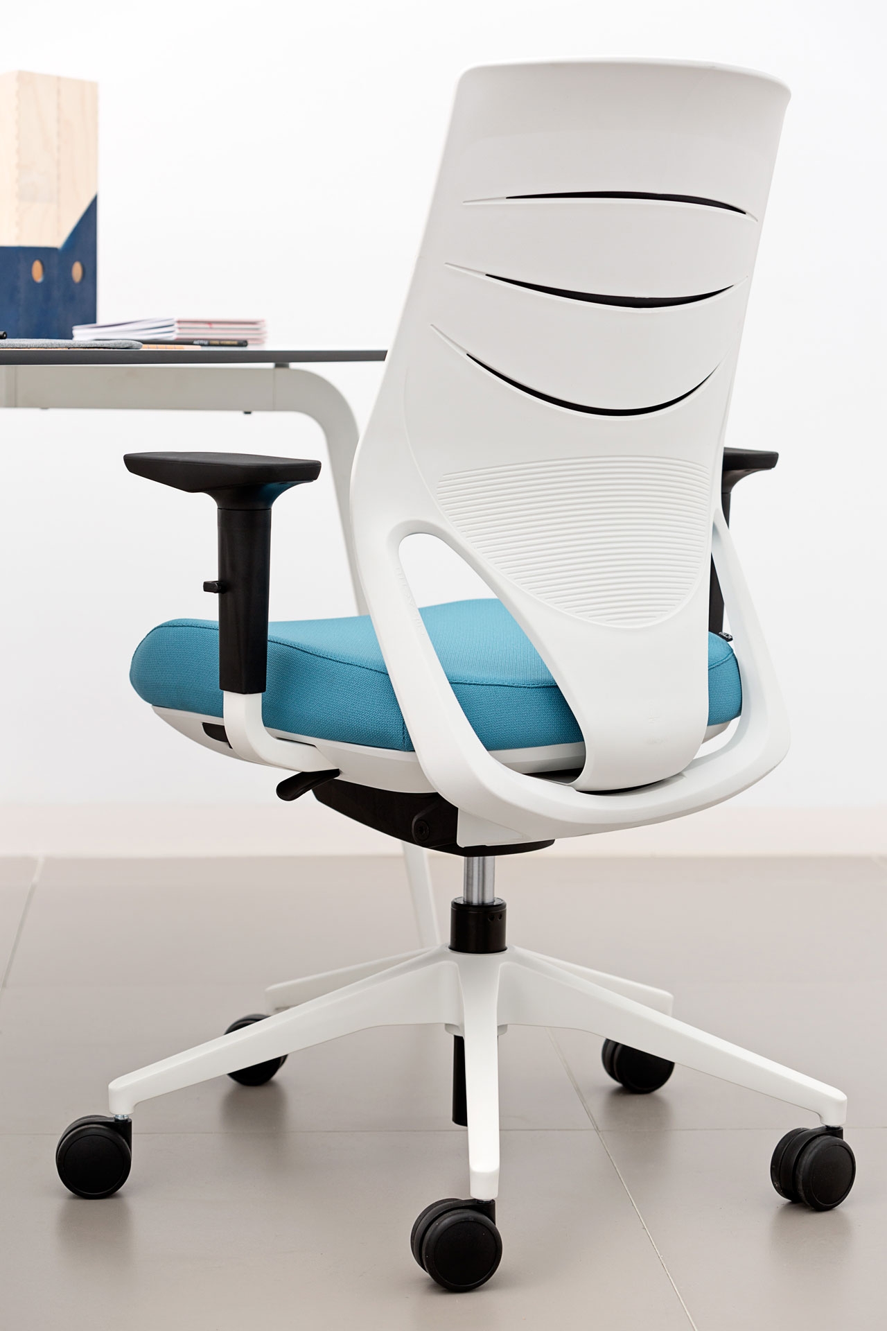 Efit 40 Adjustable Swivel Office Chair w/High Backrest & Synchro Mechanism