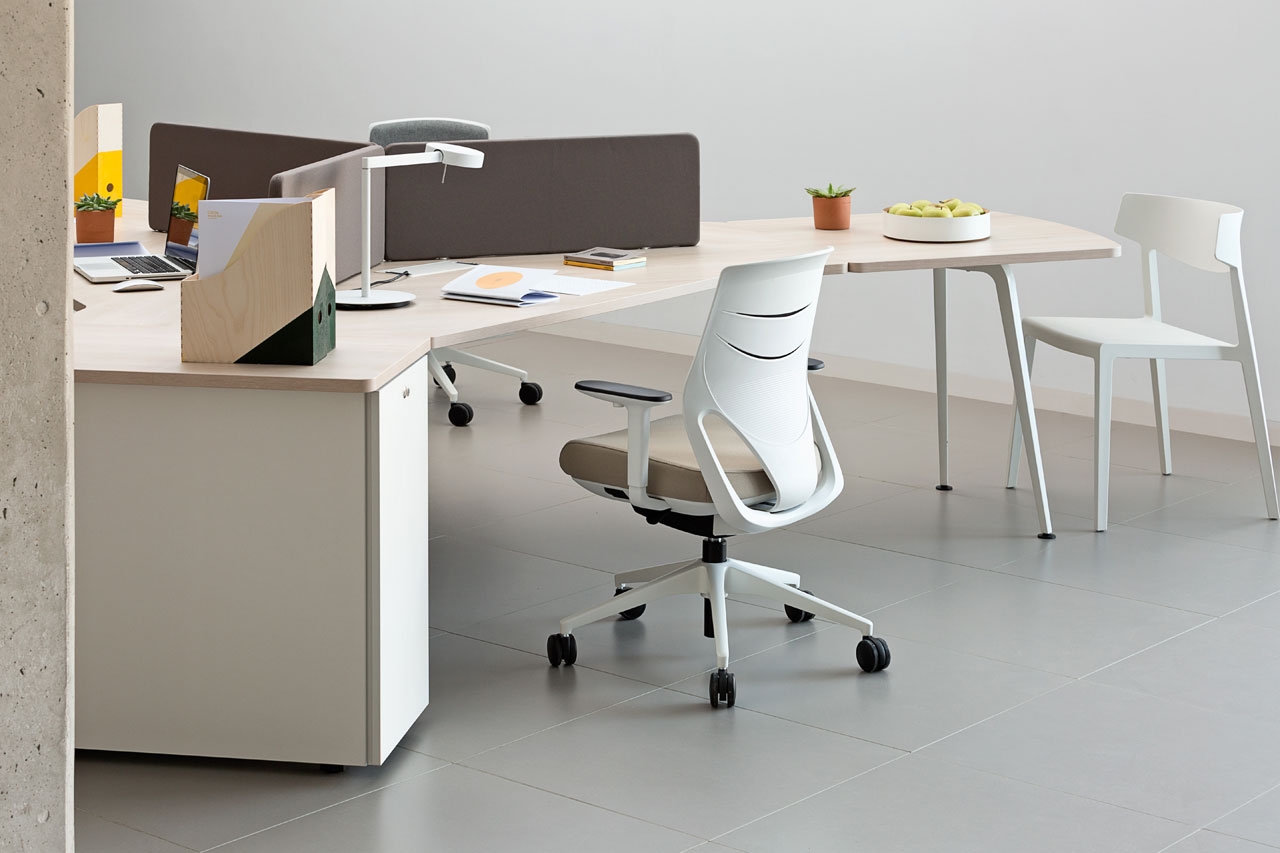Efit 40 Gaslift Adjustable Swivel Office Chair w/Medium Backrest
