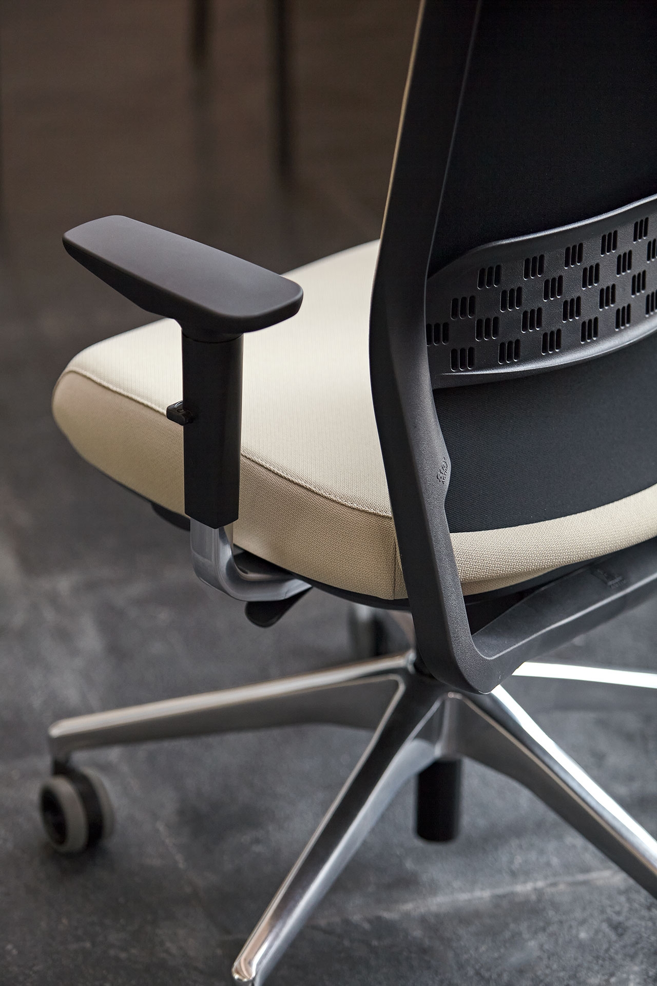 Stay Gaslift/Synchro Adjustable Swivel Office Chair w/3D Arms & Headrest