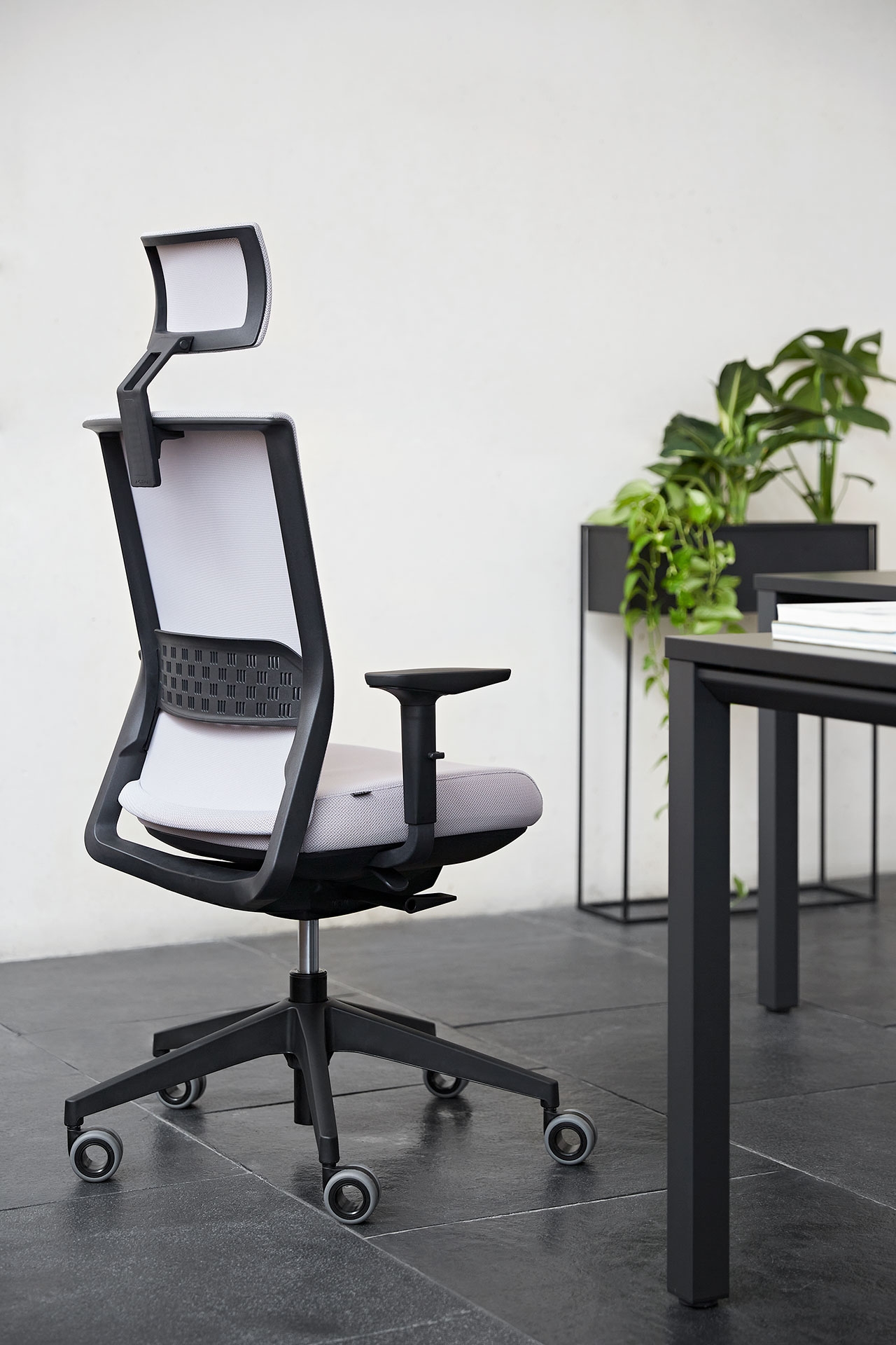 Stay Gaslift/Synchro Adjustable Swivel Office Chair w/3D Arms & Headrest