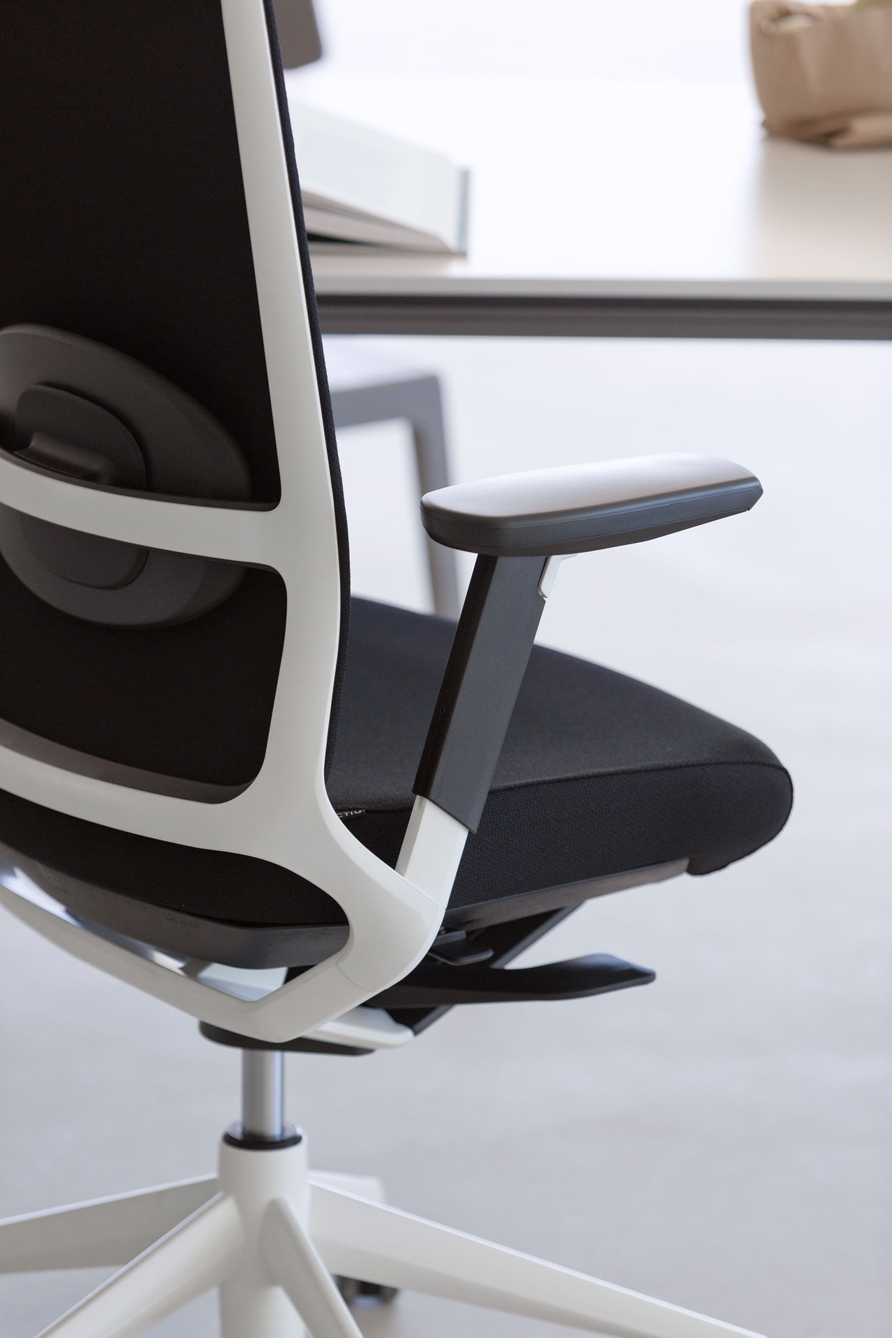 TNK 500 Office Chair w/Technical Mesh Backrest