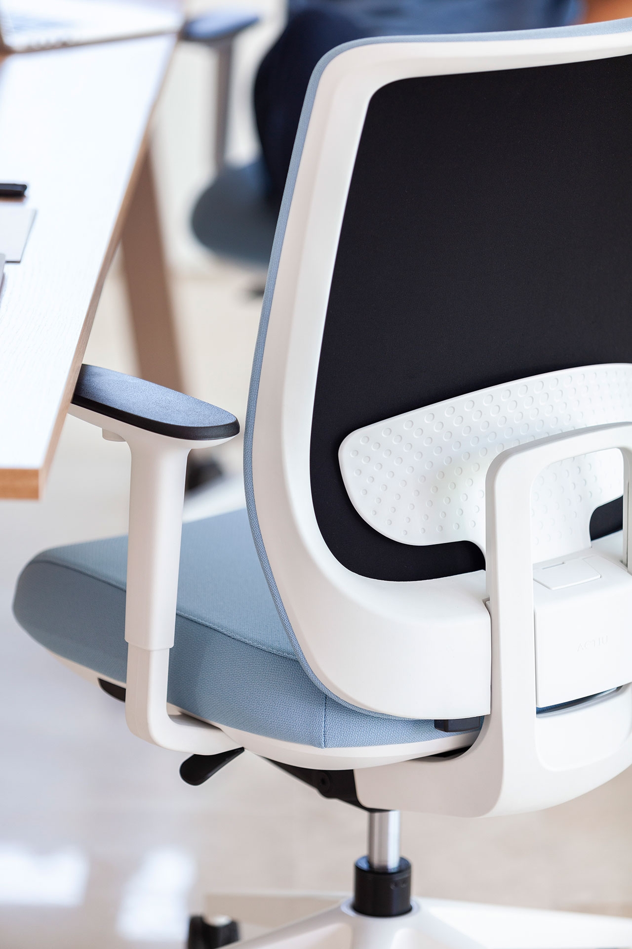 Trim Series 50 Gaslift/Synchro Adjustable Swivel Office Chair