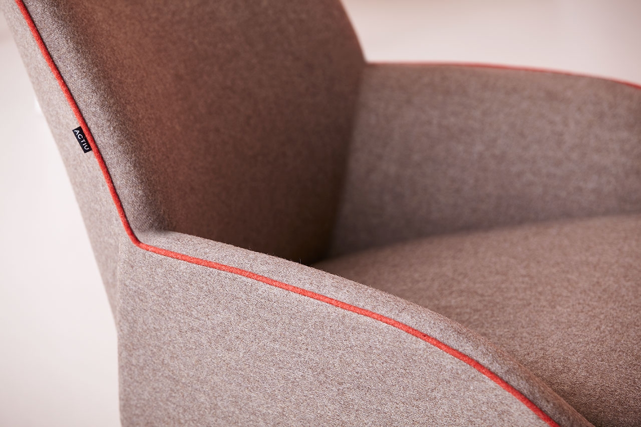 Noom 10 Medium Backrest Armchair w/Wood Legs