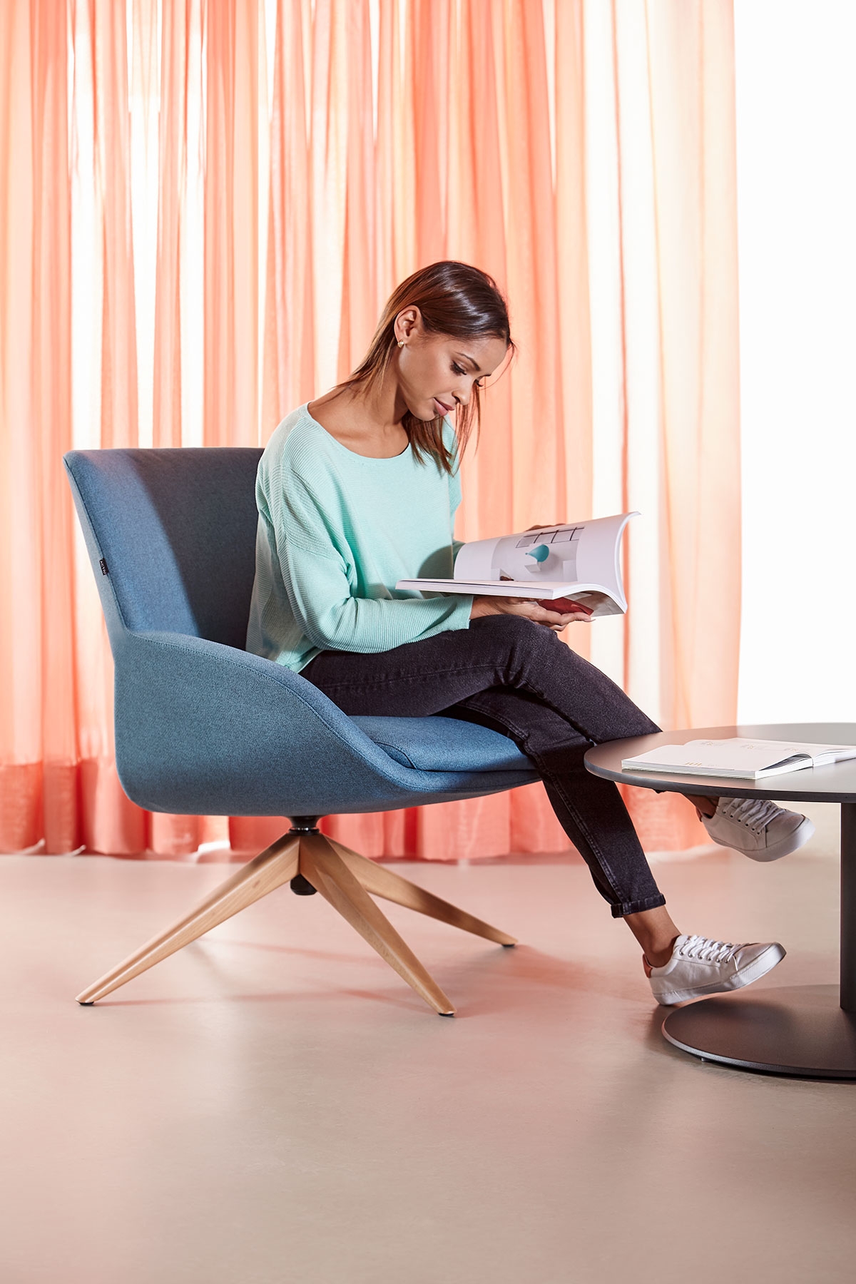 Noom 10 Medium Backrest Armchair w/Pyramid Wooden Legs