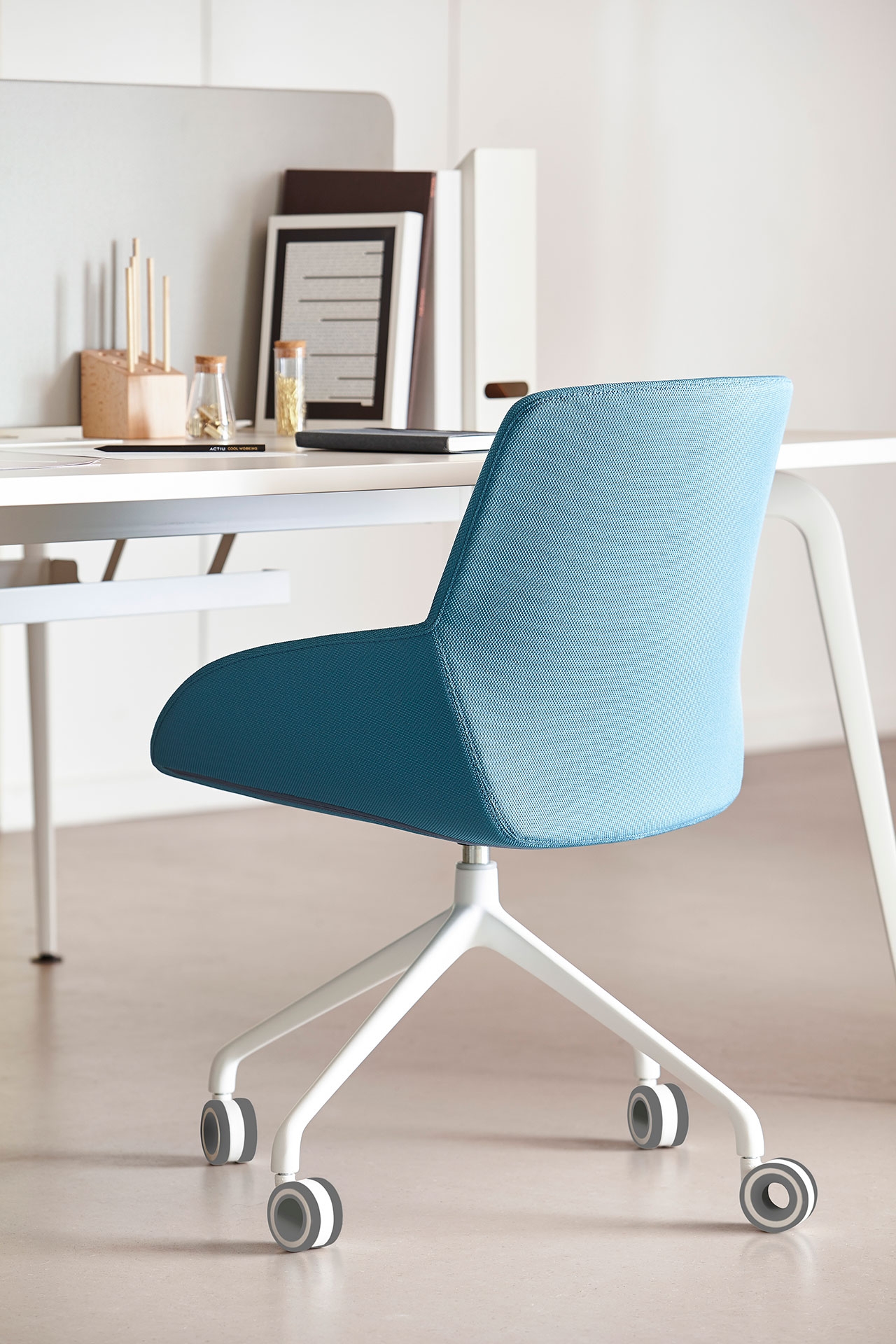 Noom 30 Medium Backrest Swivel Gaslift Armchair w/Castors