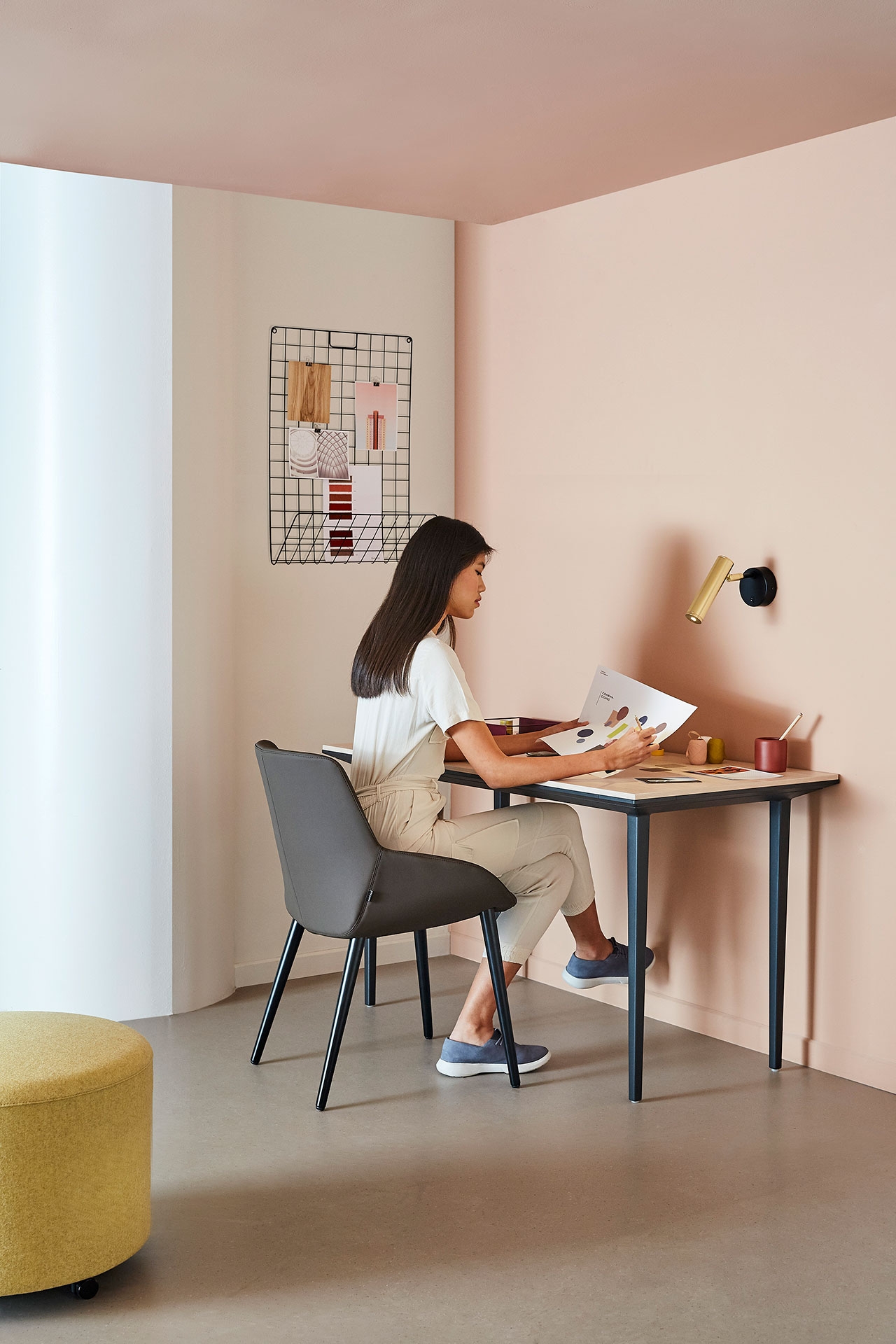 Noom 30 Medium Backrest Armchair w/Wood Legs