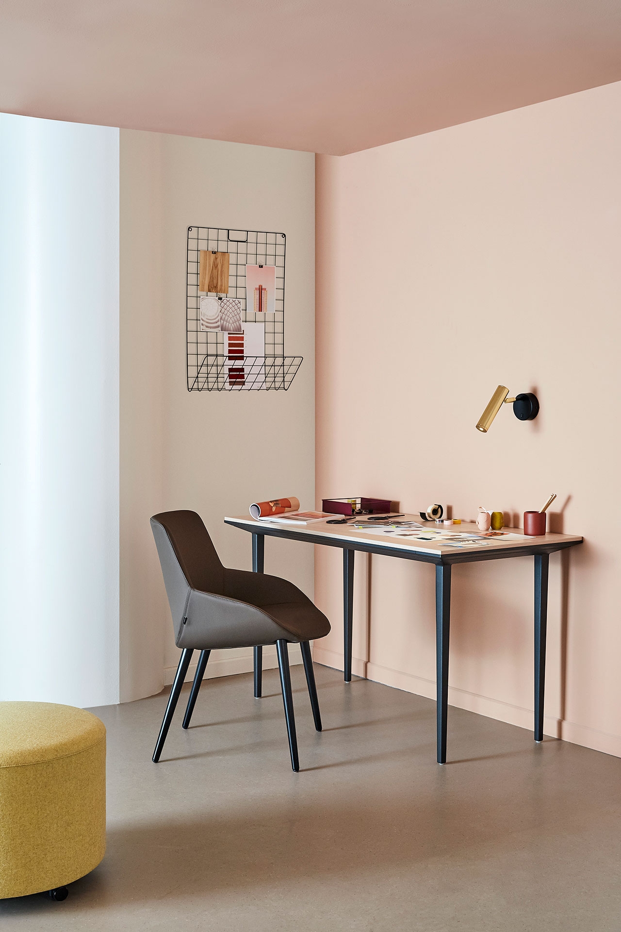 Noom 30 Medium Backrest Armchair w/Wood Legs