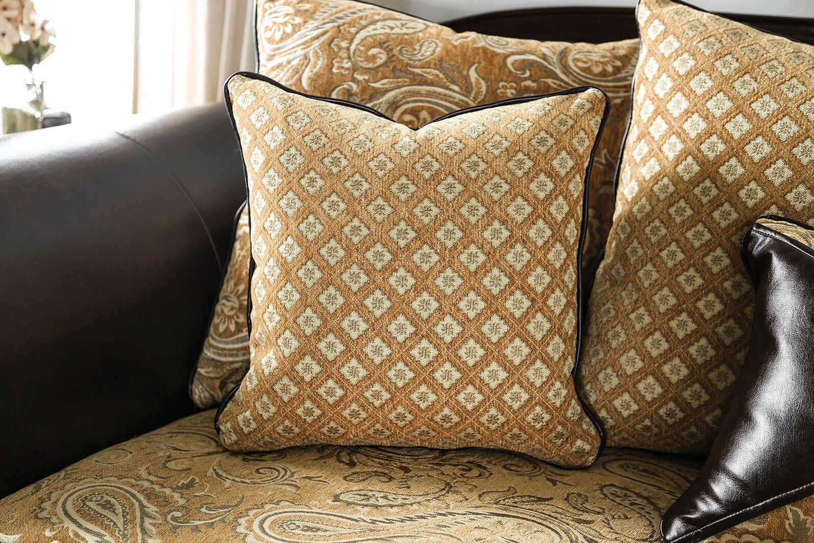 Aislynn Fabric/Leatherette Loveseat