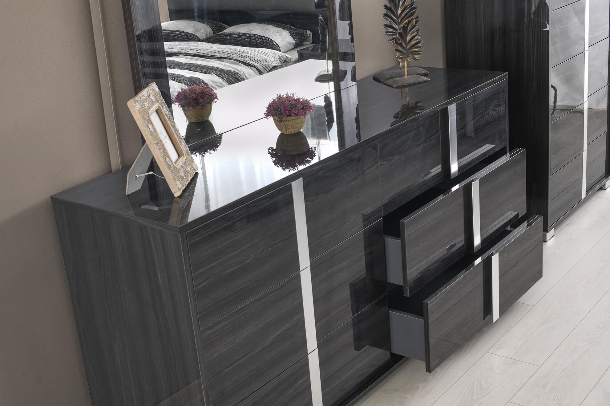 Roma Glossy Dresser