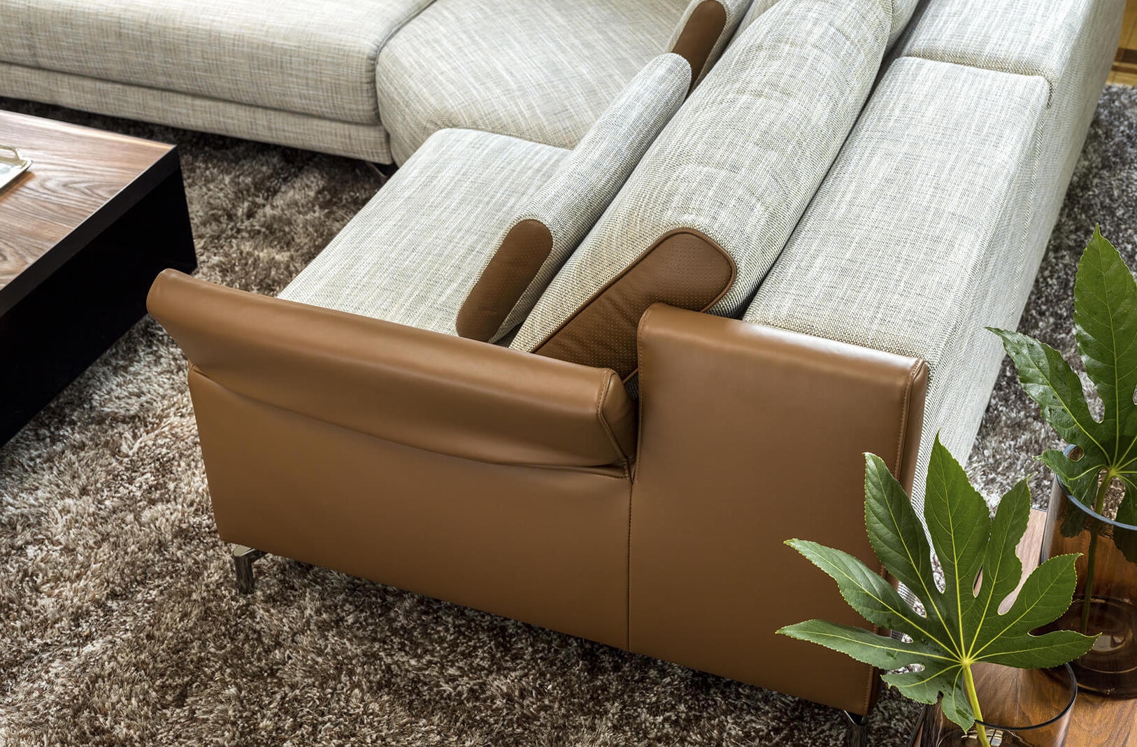 Stuttgart Fabric/Leather U-Shaped Sectional, Right Facing Chaise