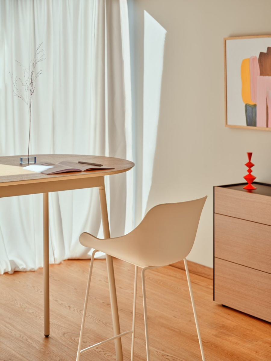 Unit Office Veneer Oval High Table, W82.6" x D35.4"