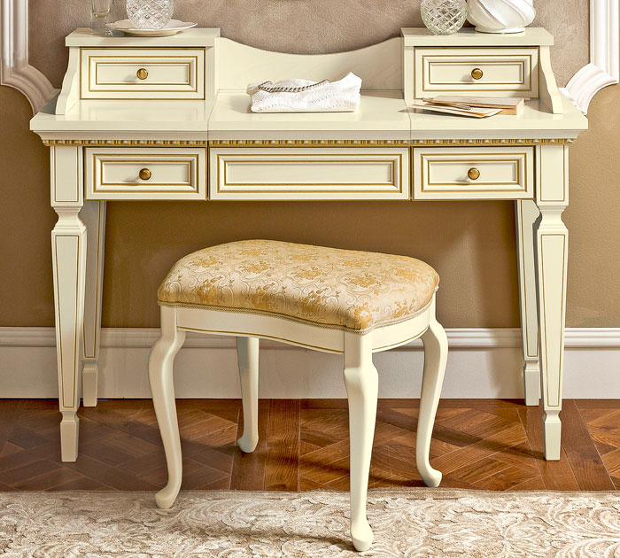 Treviso Wood Platform Bedroom Set