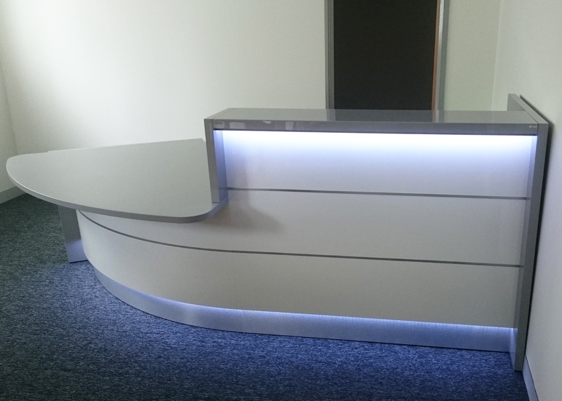 MDD Valde 112" Curved Reception Desk in Aluminum Satinato